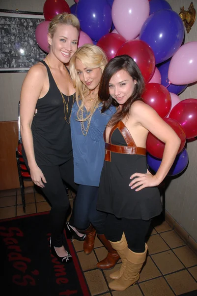 Brianne davis, jennifer blanc-biehn und danielle harris bei jennifer blanc-biehns geburtstagsfeier, sardos, burbank, ca. 23-04-10 — Stockfoto