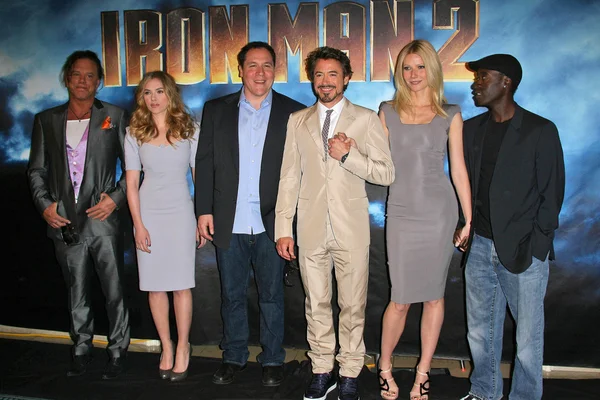 Mickey Rourke, Jon Favreau, Scarlett Johansson, Robert Downey Jr., Gwyneth Paltrow y Don Cheadle —  Fotos de Stock