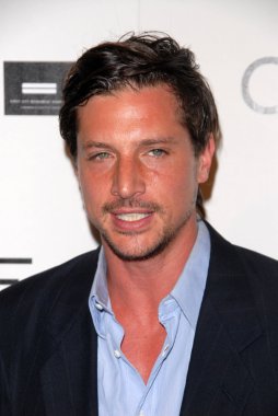 Simon Rex