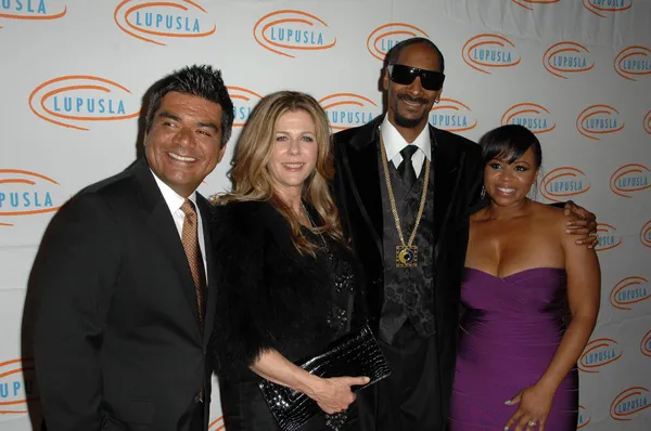 George Lopez, Rita Wilson dan Snoop Dogg bersama istrinya Shante Broadus di acara 10th Annual Lupus LA Orange Ball, Beverly Wilshire Hotel, Beverly Hills, CA. 05-06-10 — Stok Foto