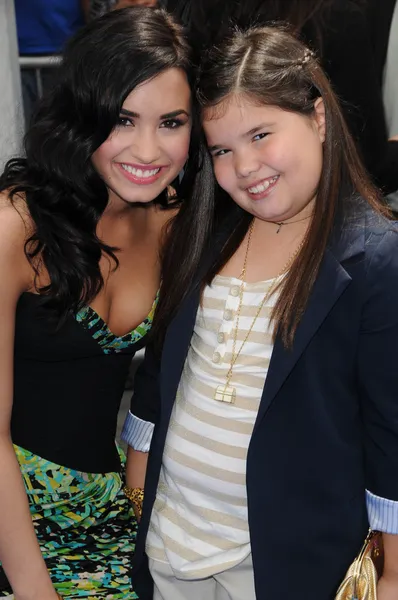 Demi Lovato y Madison De La Garza — Foto de Stock