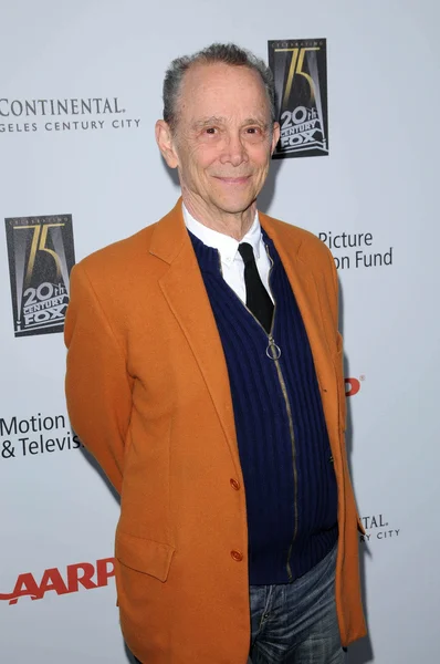 Joel grey på den 5: e årliga "en fin romance" gynna gala, 20th century fox studios, los angeles, ca. 05-01-10 — Stockfoto