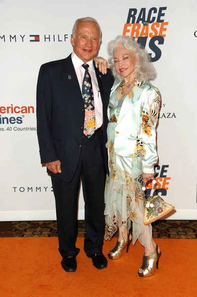 Buzz Aldrin e esposa Lois na 17a corrida anual para apagar MS, Century Plaza Hotel, Century City, CA 05-07-10 — Fotografia de Stock