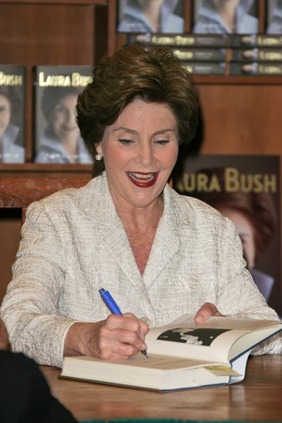 Laura Bush at a book signing for 'Spoken From The Heart," Vromans, Pasadena, CA. 05-11-10 — Stock Photo, Image