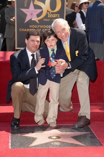 Max Brooks, filho Henry e Mel Brooks em Mel Brooks Recebendo uma Estrela na Calçada da Fama de Hollywood, Hollywood, CA. 04-23-10 — Fotografia de Stock