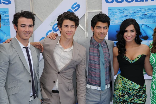 Kevin Jonas, Nick Jonas and Joe Jonas with Demi Lovato — Stock Photo, Image