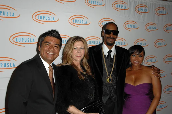 George Lopez, Rita Wilson y Snoop Dogg con su esposa Shante Broadus — Foto de Stock