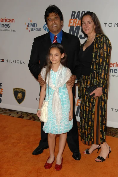 Erik Estrada, esposa de Nanette y su hija en la 17ª carrera anual para borrar MS, Century Plaza Hotel, Century City, CA 05-07-10 — Foto de Stock