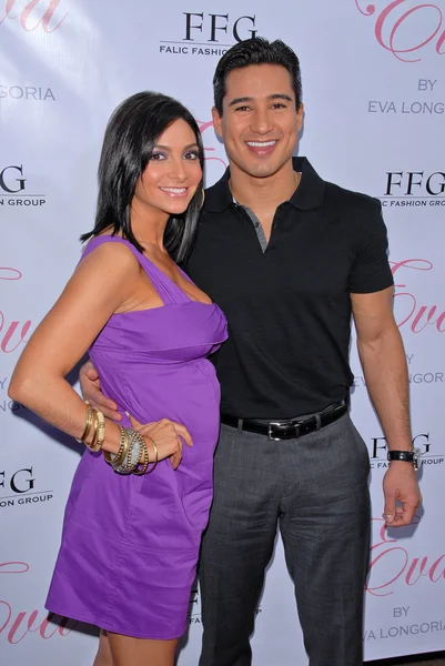 Courtney Mazza en Mario Lopez op de Eva Longoria Parker parfum Lanceringsfeest voor "Eva," Beso, Hollywood, ca. 04-27-10 — Stockfoto