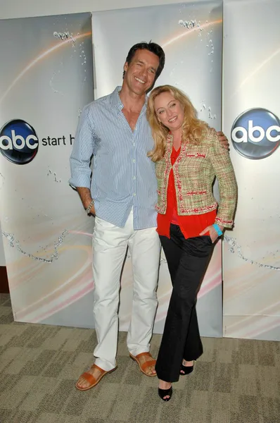 David James Elliott e Virginia Madsen al Disney ABC Television Group Summer Press Junket, ABC Studios, Burbank, CA. 05-15-10 — Foto Stock