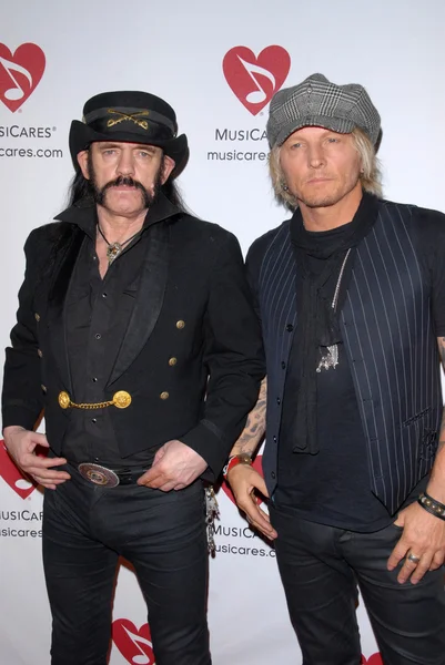 Lemmy kilmister und matt sorum beim 6. jährlichen musicares map fund bevefit konzert feiern women in recovery, club nokia, los angeles, ca. 05-07-10 — Stockfoto