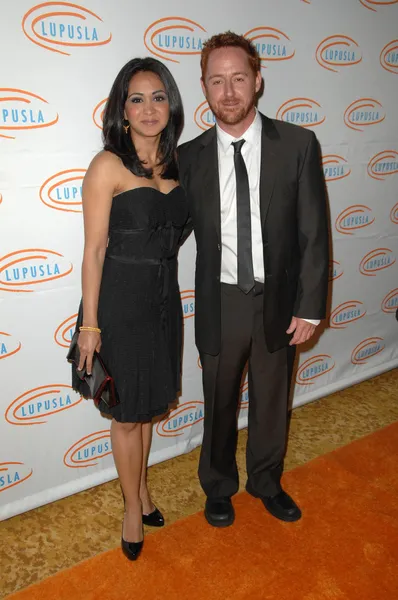 Parminder Nagra et Scott Grimes — Photo