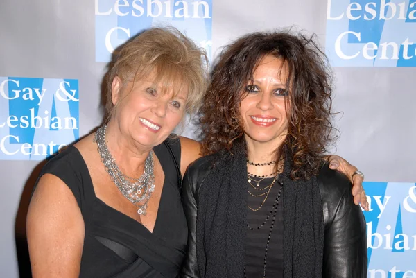Linda Perry e sua mãe no Los Angeles Gay and Lesbian Center 's "An Evening With Women: Celebrating Art, Music and Equality", Beverly Hilton Hotel, Beverly Hills, CA. 05-01-10 — Fotografia de Stock