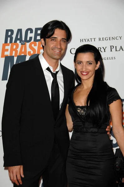 Gilles Marini et Carole Mariniat la 17e course annuelle pour effacer MS, Century Plaza Hotel, Century City, CA 05-07-10 — Photo