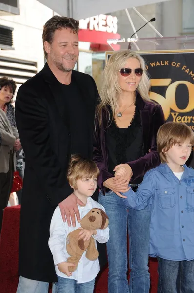 Russell Crowe, Danielle Spencer et leurs fils Tennyson et Charlie — Photo