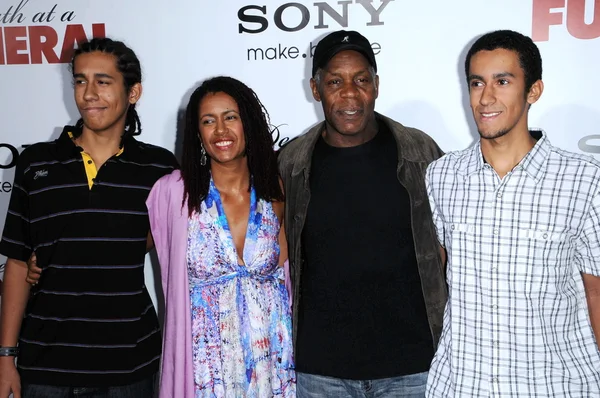 Danny Glover with wife Eliane Cavalleiro and her childrenat the "Death at a Funeral" World Premiere, Arclight, Hollywood, CA. 04-12-10 — Stock Photo, Image