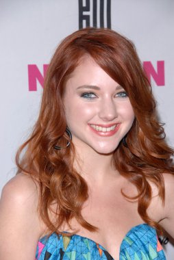 Haley rammrenkli arka plan ile yeşil çimen