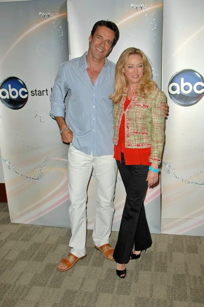 David James Elliott y Virginia Madsen en Disney ABC Television Group Summer Press Junket, ABC Studios, Burbank, CA. 05-15-10 —  Fotos de Stock