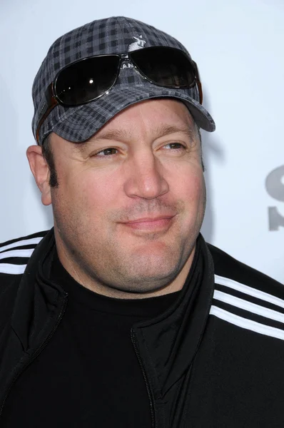 Kevin JamesKevin James en el estreno mundial de "Death at a Funeral", Arclight, Hollywood, CA. 04-12-10 — Foto de Stock