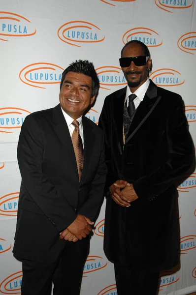 George Lopez and Snoop Dogg at the 10th Annual Lupus LA Orange Ball, Beverly Wilshire Hotel, Beverly Hills, CA. 05-06-10 — 图库照片