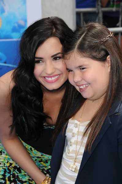 Demi lovato ve madison de la garza — Stok fotoğraf