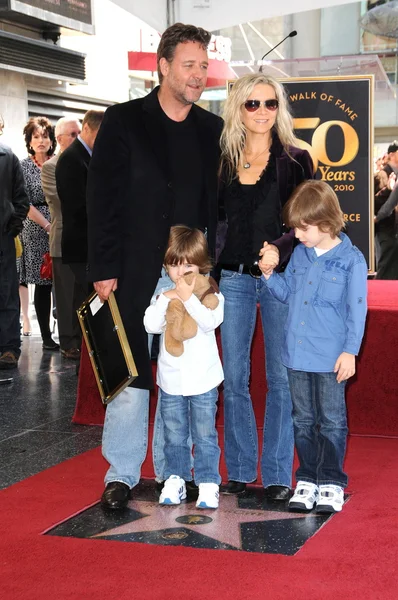 Russell Crowe, Danielle Spencer és fiai Tennyson és Charlie — Stock Fotó