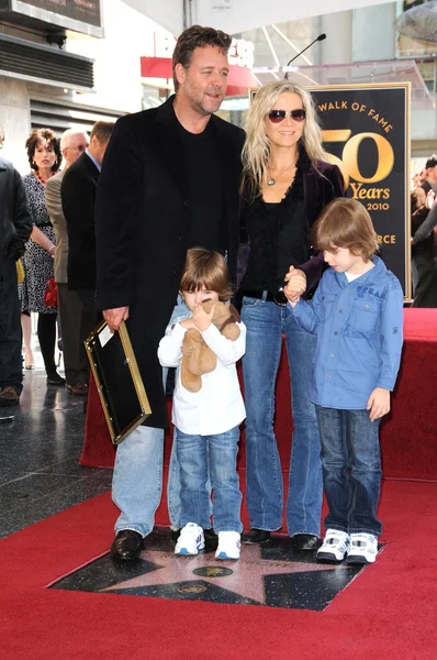 Russell Crowe, Danielle Spencer and sons Tennyson and Charlie — Stock Photo, Image