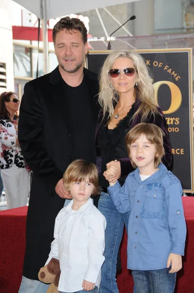 Russell Crowe, Danielle Spencer and sons Tennyson and Charlie — Stock Photo, Image