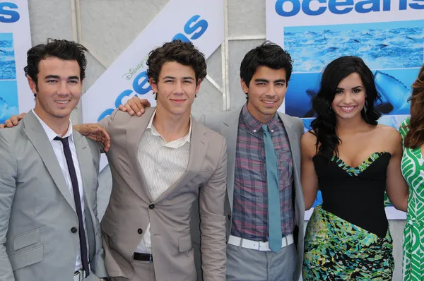 Kevin Jonas, Nick Jonas e Joe Jonas com Demi Lovato — Fotografia de Stock