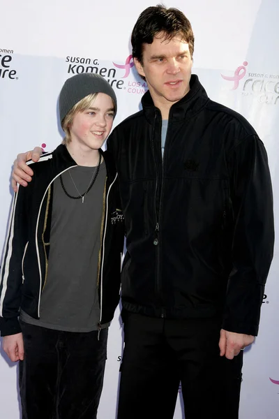 Luc Robitaille and son Stephen at the 14th Annual Susan G. Komen LA County Race for the Cure, Dodger Stadium, Los Angeles, CA. 03-14-10 — Φωτογραφία Αρχείου