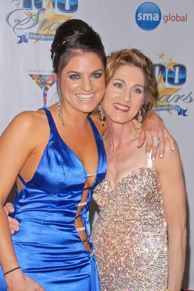 Bridgetta Tomarchio y su madre en la Noche de 2010 de 100 Estrellas Oscar Viewing Party, Beverly Hills Hotel, Beverly Hills, CA. 03-07-10 —  Fotos de Stock