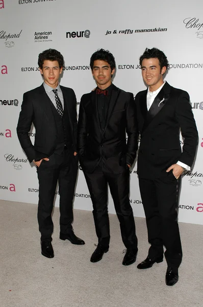 Nick Jonas, Joe Jonas y Kevin Jonas en la 18ª edición de la Elton John AIDS Foundation Oscar Viewing Party, Pacific Design Center, West Hollywood, CA. 03-07-10 — Foto de Stock