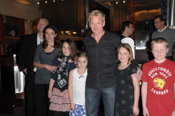 Gordon Ramsay and Family at the 'Hell' s Kitchen '100th Episode Celebration, Hell' s Kitchen Set, Culver City, CA. 02-19-10 —  Fotos de Stock