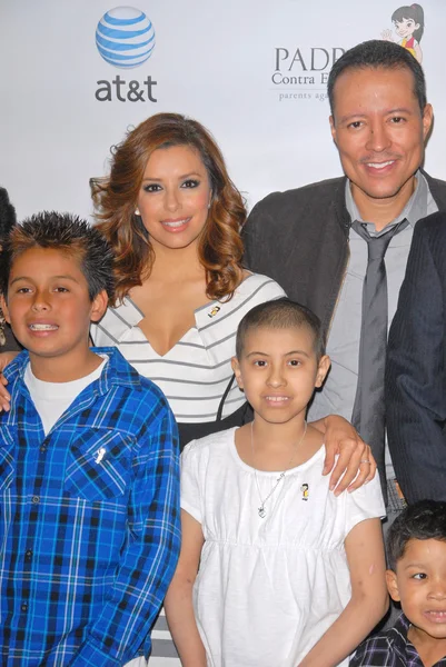 Eva Longoria Parker y Yancey Arias en la celebración de la donación total de AT & T One Million a PADRES Contra El Cancer, AT & T, Burbank, CA. 03-20-10 — Foto de Stock