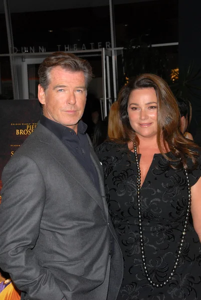 Pierce Brosnan e Keely Shaye Smith — Foto Stock