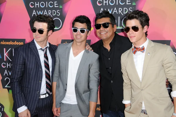 Kevin Jonas, Joe Jonas, George Lopez, Nick Jonas — Fotografia de Stock