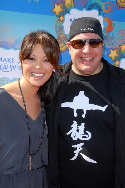 Kevin James and Steffiana James at the Make-A-Wish Foundation's Day of Fun Hosted by Kevin & Steffiana James, Santa Monica Pier, Santa Monica, CA. 03-14-10 — Stock Photo, Image