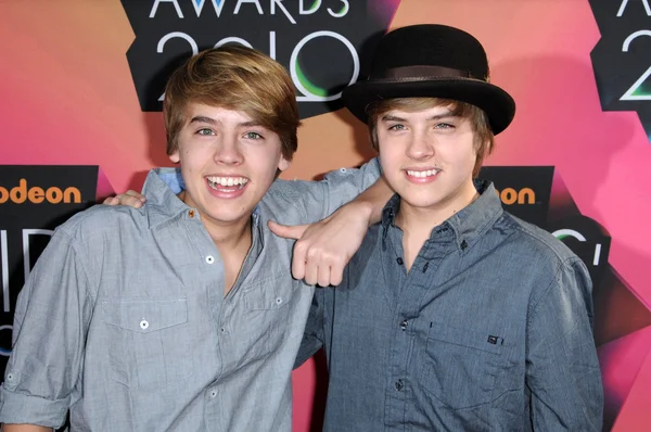 Dylan and Cole Sprouse at the Nickelodeon's 23rd Annual Kids' Choice Awards, UCLA's Pauley Pavilion, Westwood, CA 03-27-10 — 图库照片