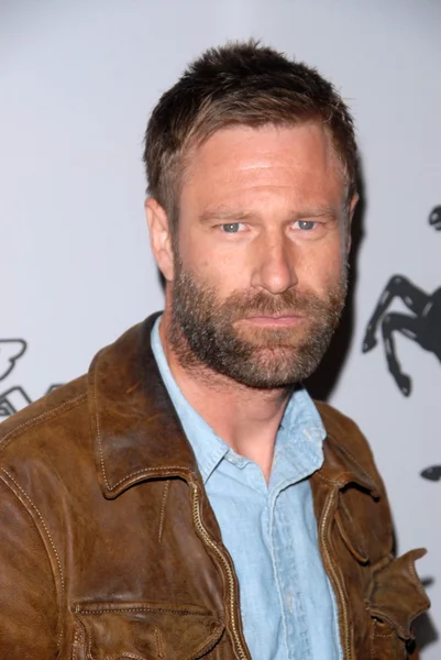 Aaron eckhart, ferrari 458 Italia getiren fon haiti Rölyef, fleur de lys, los angeles, ca. 03-18-10 — Stok fotoğraf