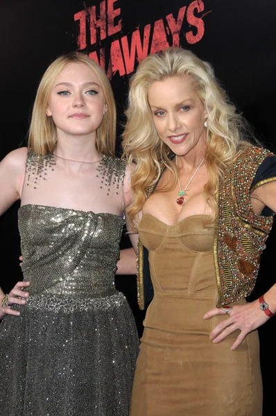 Dakota Fanning and Cherie Currie — Stock Photo, Image