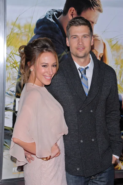 Haylie Duff y Nick Zano en el estreno mundial de "Dear John", Chinese Theater, Hollywood, CA. 02-01-10 — Foto de Stock