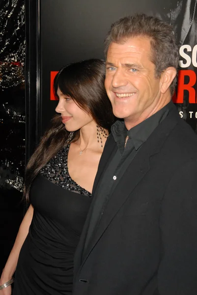 Mel Gibson i Oksana Grigorieva na "skraju ciemności" Los Angeles Premiere, Teatr chiński, Hollywood, CA. 01-26-10 — Zdjęcie stockowe