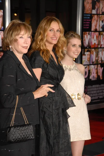 Shirley Maclaine, Julia Roberts ed Emma Roberts — Foto Stock