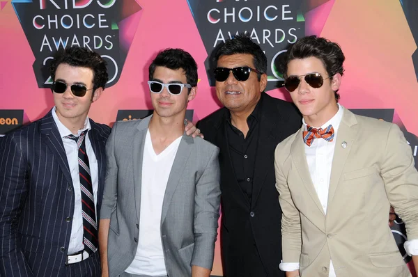 Kevin jonas, joe jonas, george lopez, nick jonas på nickelodeon's 23 årliga kids' choice awards, ucla's pauley pavilion, westwood, ca 03-27-10 — Stockfoto