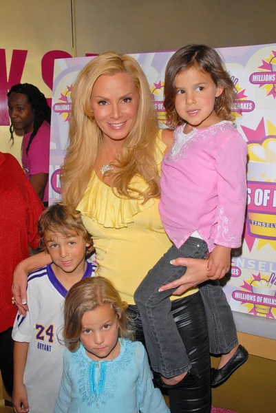 Cindy Margolis and children Sierra, Sabrina and Nicholas — 图库照片