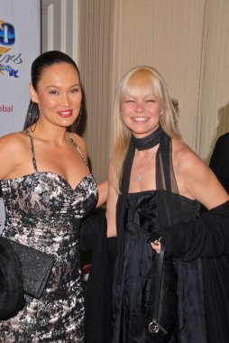 Tia carrere ve julie mccullough