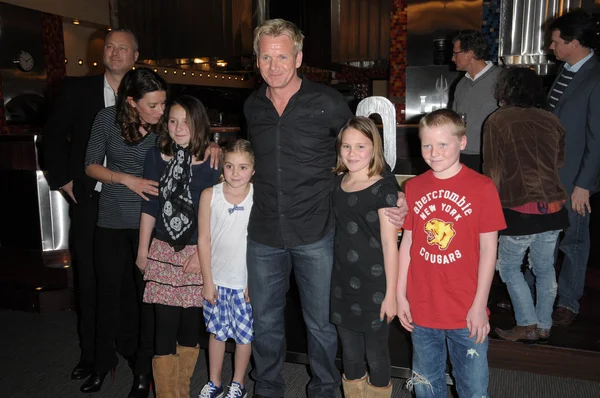 Gordon ramsay und familie bei der Feier zum 100. Jahrestag der 'Höllenküche', hell 's kitchen set, culver city, ca. 19.02. — Stockfoto