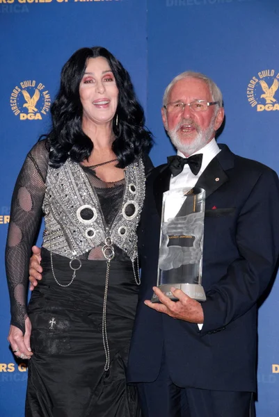 Cher und Norman Jewison bei den 62. jährlichen dga Awards - Presseraum, Hyatt Regency Century Plaza Hotel, Century City, ca. 30-01-10 — Stockfoto