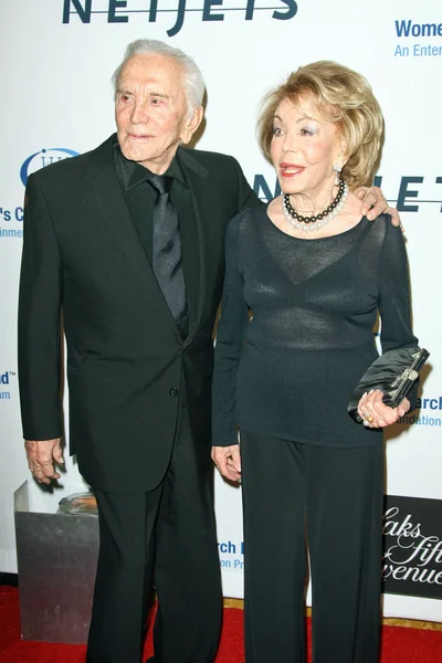 Kirk y Anne Douglas en el beneficio "Una tarde inolvidable" del Fondo de Investigación del Cáncer de Mujeres del EIF, Beverly Wilshire Four Seasons Hotel, Beverly Hills, CA. 01-27-10 — Foto de Stock