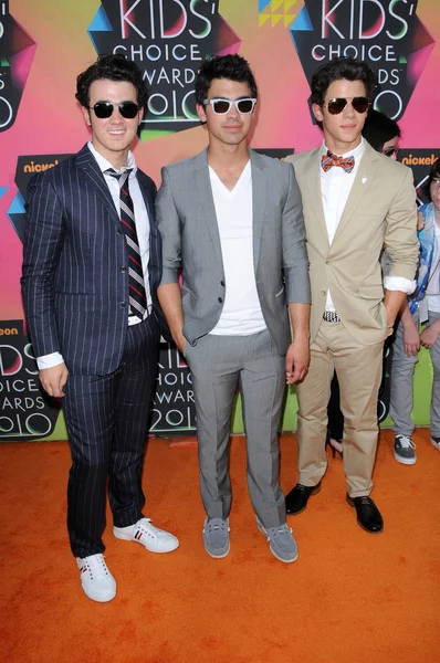 Kevin Jonas, Joe Jonas, Nick Jonas at the Nickelodeon's 23rd Annual Kids' Choice Awards, UCLA's Pauley Pavilion, Westwood, CA 03-27-10 — Stock Photo, Image